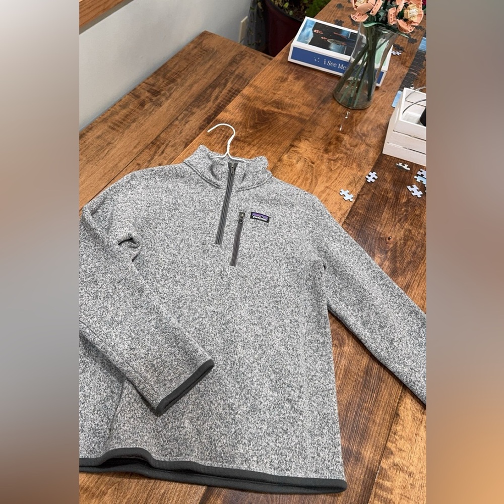 Patagonia brand
1/4 zip 
Grey
Like new
Kids size large, would also fit adult sm